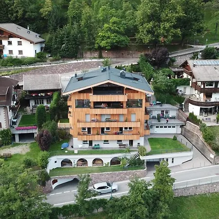 Hubertus Apart Otel Urtijëi